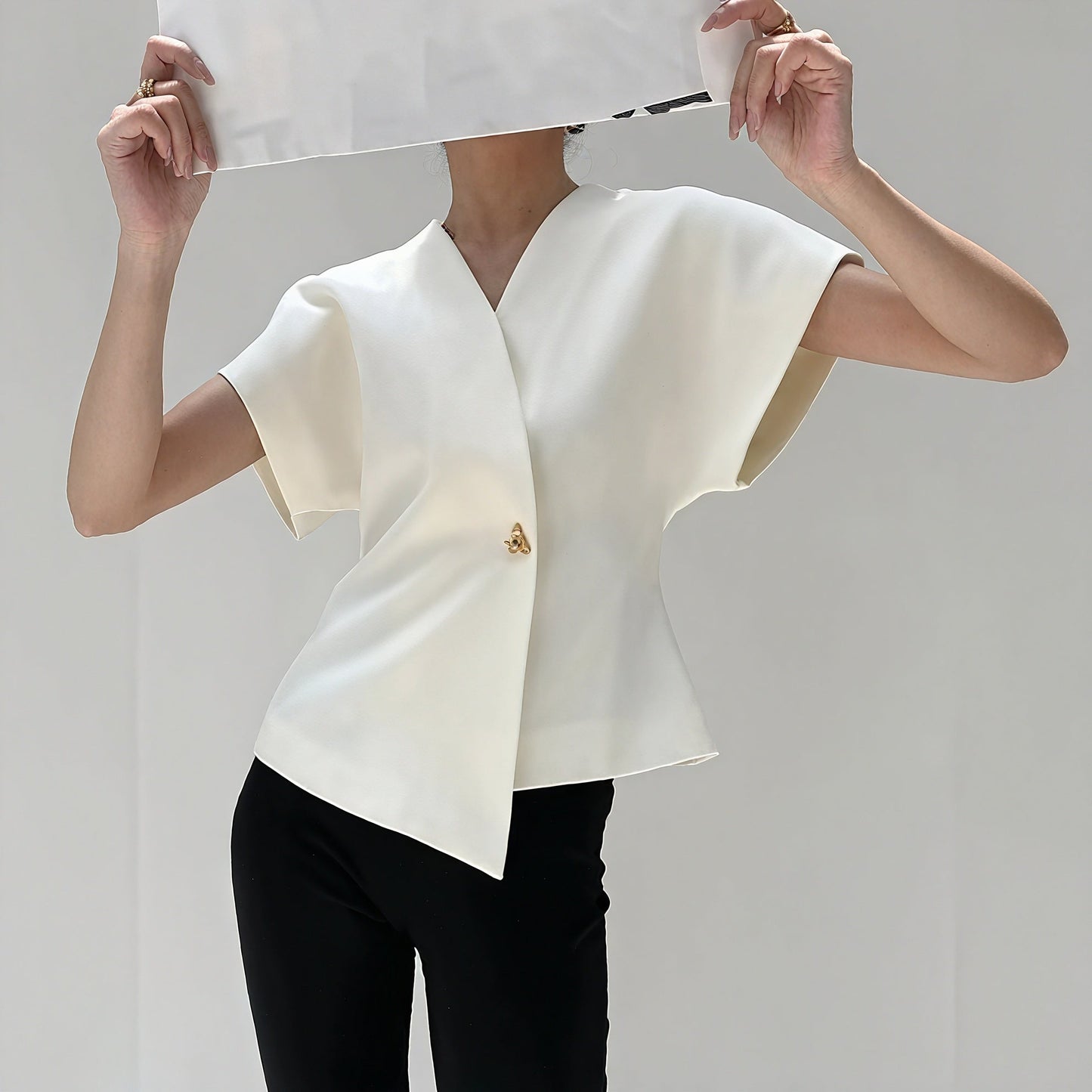 Yvonne | Chic Struktureret Bluse – Asymmetrisk Og Moderne Design
