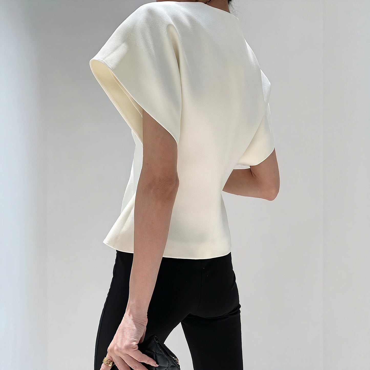 Yvonne | Chic Struktureret Bluse – Asymmetrisk Og Moderne Design