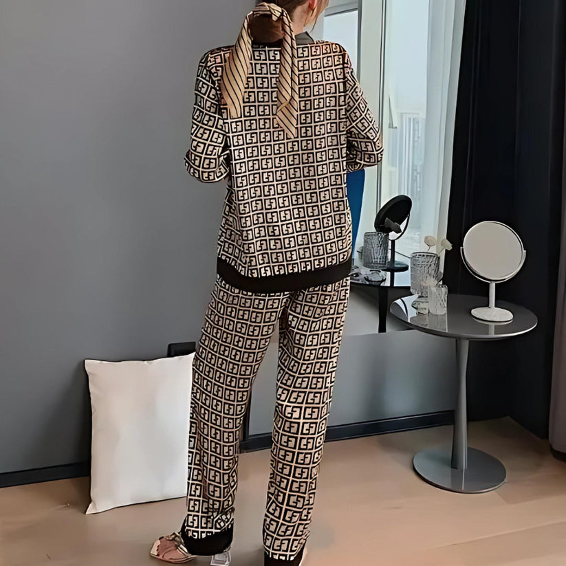 Manon | Loungewear Chic – Geometrisk Design og Raffinert Stil