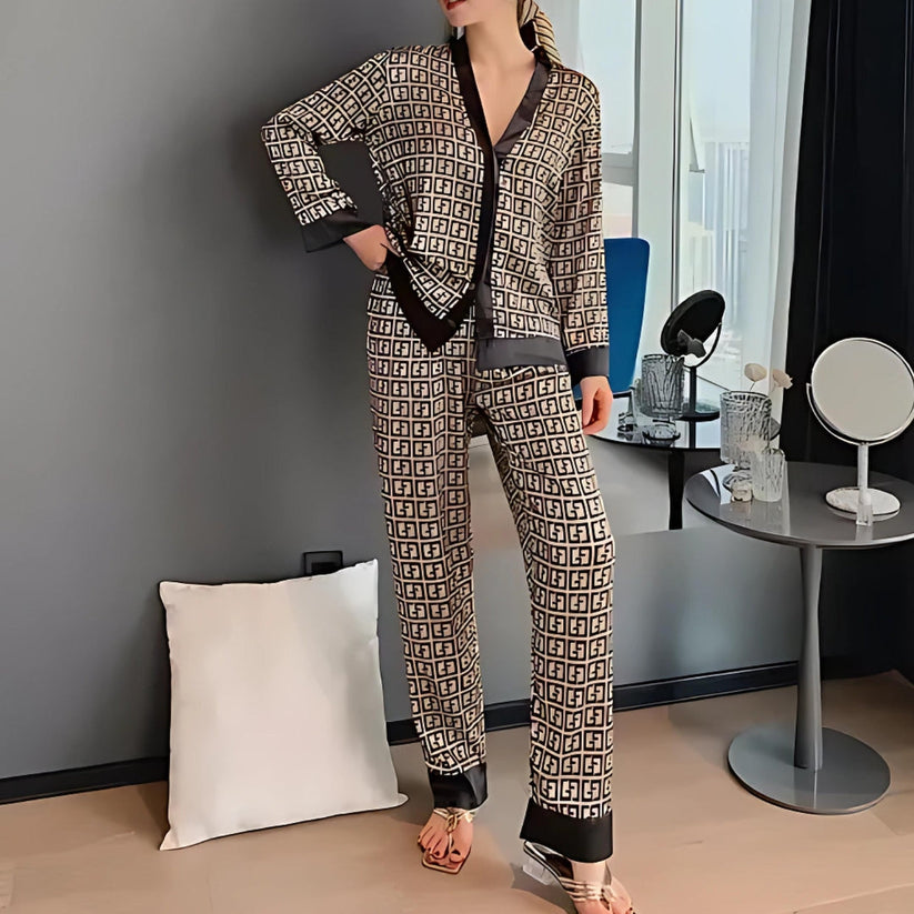 Manon | Lounge Chic Outfit – Geometrisches Design und raffinierter Stil 