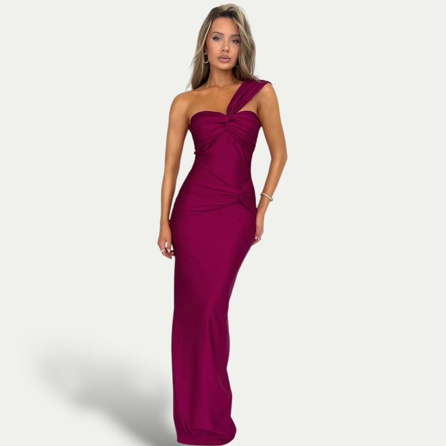 Carla | Elegant Figursydde Kjole – Maxi Lengde og Asymmetrisk Detalj 